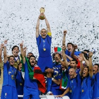 Cannavaro alza la Coppa del Mondo