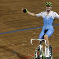 Elia Viviani vince l oro ai campionati europei di ciclismo su pista