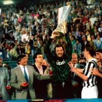 Tacconi alza la Coppa Uefa del 1990 vinta dalla Juve proprio contro la Fiorentina