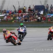 Pedrosa insegue Lorenzo mentre Marquez allunga