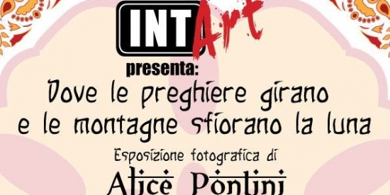 Dove le preghiere girano e le montagne sfiorano la luna