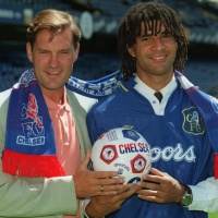 Hoddle e Gullit, il primo allenatore, il secondo ancora giocatore, lo sostituirà dopo poco
