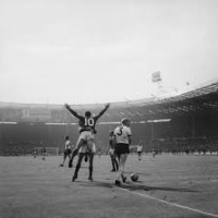 Hurst portato in trionfo da Peeters dopo il gol non gol