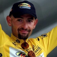 Marco Pantani in maglia gialla a Parigi